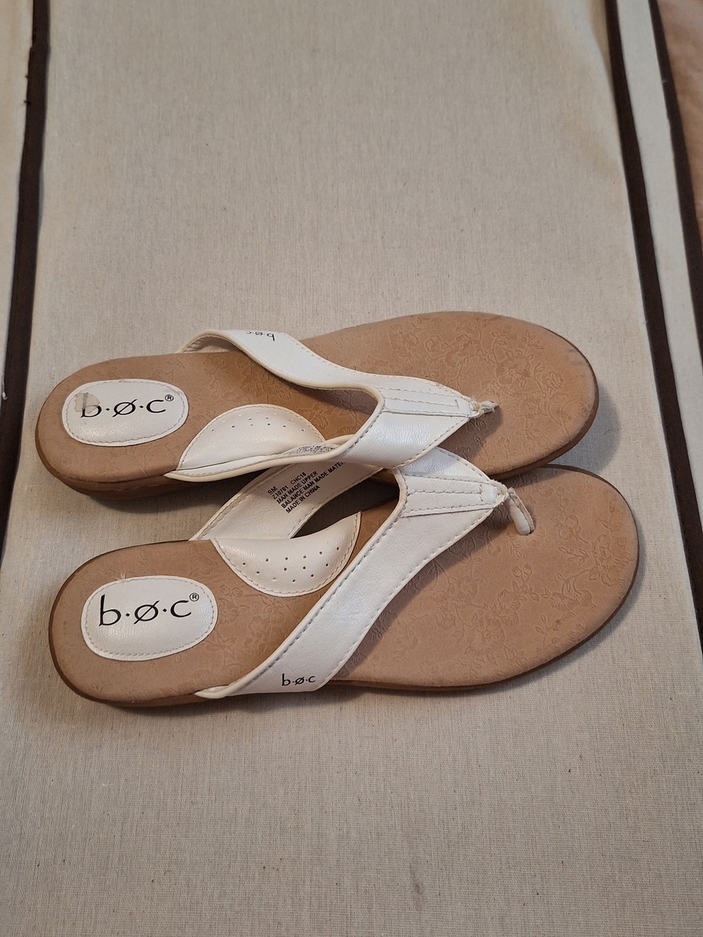 b.o.c. White Women's Leather Thong Sandals - Picture 3 of 5
